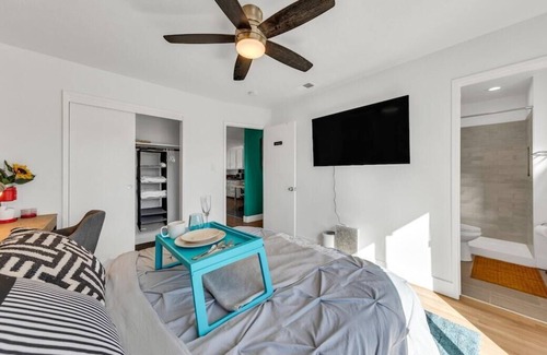 Davis House | Entire Davis House · ★Breakfast at Tiffany’s★ in Davis w/ Putting Green