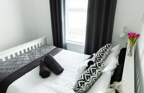 Belfast House | Entire family home, large garden and free parking