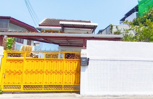 Suan Luang House | Entire House for 9 people near BTS Onnut