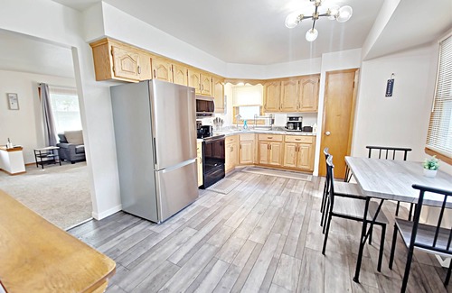 Oshkosh House | ENTIRE HOME!-3 Bedroom Home in the Heart of Oshkosh