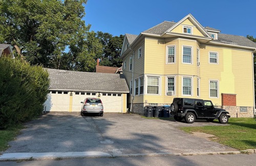 Geneva House | Entire Home: Central & Spacious 8BD 2.5 BA in DT Geneva