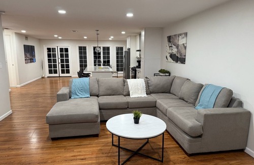 Grantville House | Entire home, Heated Pool, Free Parking, WiFi, Pets are allowed