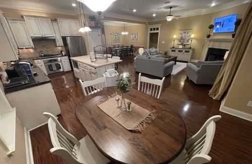 Lafayette House | Entire Home! Magnolia Place: a taste of Southern Hospitality