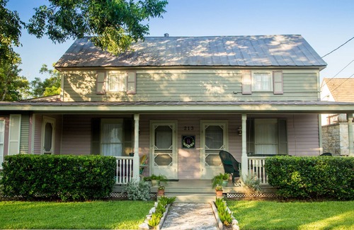 Fredericksburg House | Entire home near downtown sleeps up to 12 guests—permit #8056000259