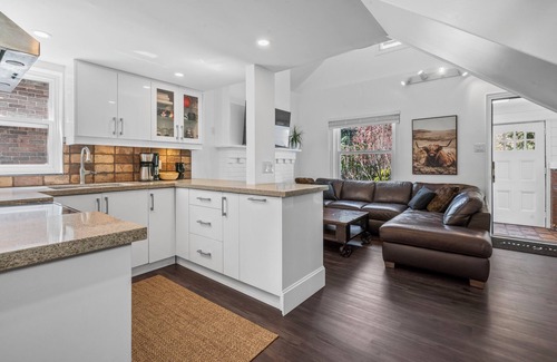 Upper Beaches House | Entire Home, Newly Renovated, Sleeps 6, Upper Beaches with Hot Tub and Parking