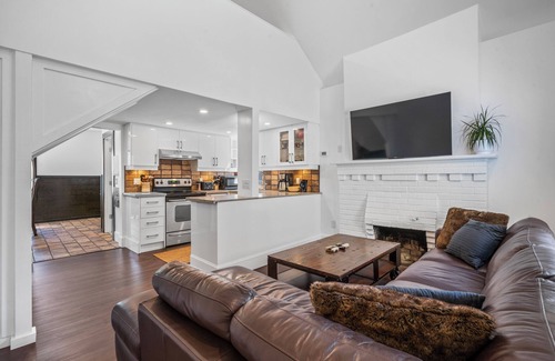 Upper Beaches House | Entire Home, Newly Renovated, Sleeps 6, Upper Beaches with Hot Tub and Parking
