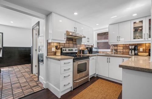 Upper Beaches House | Entire Home, Newly Renovated, Sleeps 6, Upper Beaches with Hot Tub and Parking