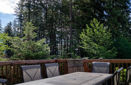 Mendenhall Valley House | Entire home w/hot tub! Near glacier, skiing, and more