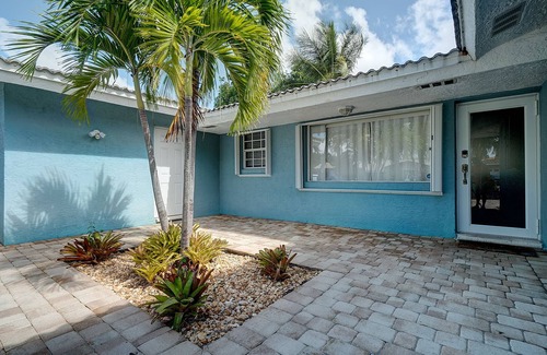 South Corals House | Entire home with a resort style pool. Close to beaches, shopping & resturants.