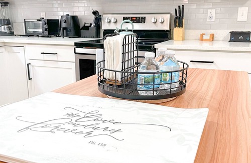 Berkeley Manor House | Entire home with Screened- In Pool , Fully Fenced.