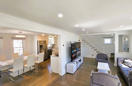 South Weymouth House | Entire House 2 Minutes to South Shore Hospital
