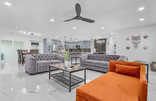 Iona House | Entire House 3 Bedroom 4 Queen Beds 2 Sofa Beds 3 Mattress Bunk Bed 2 Bath 4 Miles from Fort Myers Beach