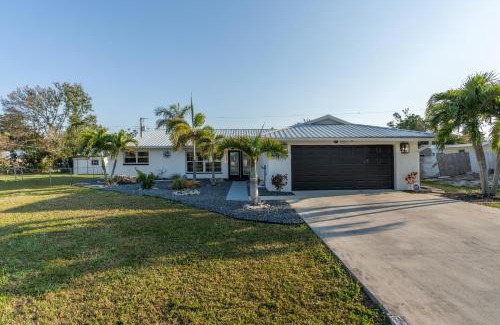 Iona House | Entire House 3 Bedroom 4 Queen Beds 2 Sofa Beds 3 Mattress Bunk Bed 2 Bath 4 Miles from Fort Myers Beach