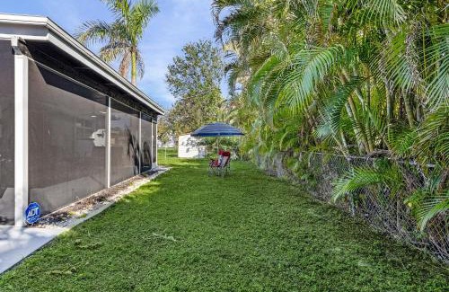 Iona House | Entire House 3 Bedroom 4 Queen Beds 2 Sofa Beds 3 Mattress Bunk Bed 2 Bath 4 Miles from Fort Myers Beach
