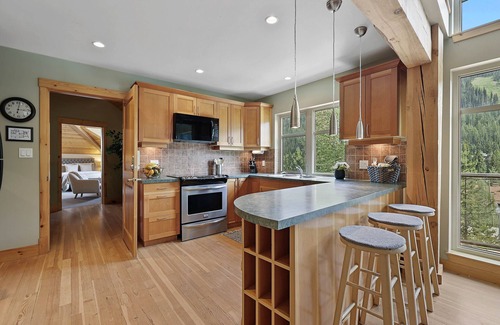 Sunburst Estates House | Entire house, Close to ski lifts and ALL amenities, fully equipped