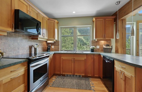 Sunburst Estates House | Entire house, Close to ski lifts and ALL amenities, fully equipped