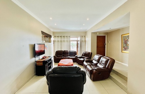 Beacon Bay House | Entire House in Beacon Bay - Golden Location