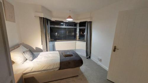 Gloucester Apartment | Entire House-Long Stays in Gloucester-Contractors- Families