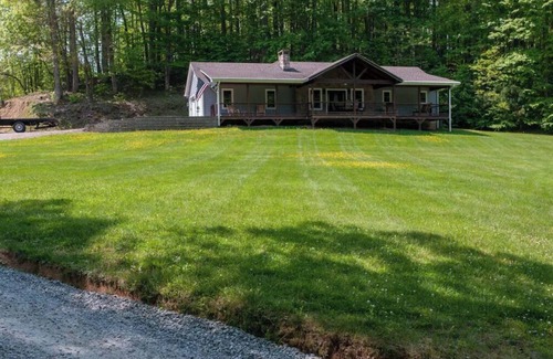 Boone House | Entire House- Minutes to town- KING BED- Best porch around!