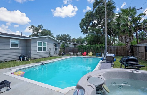 Central City House | Entire house +Pool+Hot Tube +1 car garage + EV Charger level 2-Tesla+ BBQ Grill