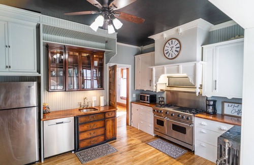 Lake City House | Entire house, sleeps 10, two blocks from the lake!