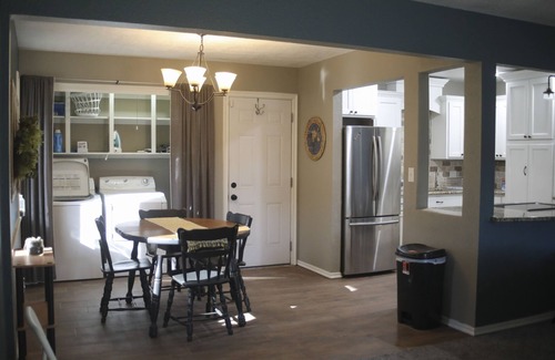 Midland House | Entire House - Suited For Your Needs - Sleeps 10 - Stainless Steel Propane Grill