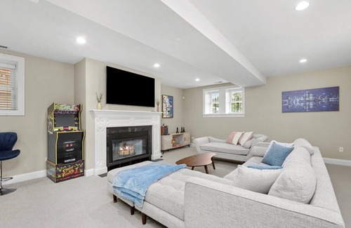 Lakeview House | Entire house w/free parking, close to Wrigley!