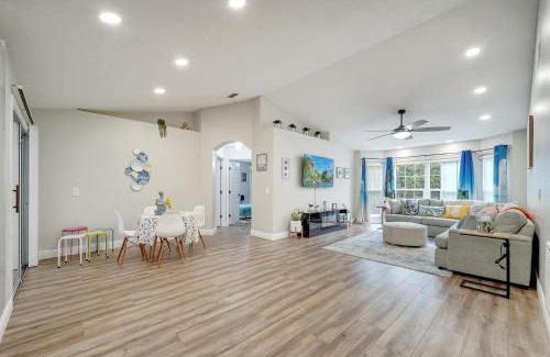 Deltona Lakes House | Entire House with Hot Tub Close to Orlando Disney and Beach