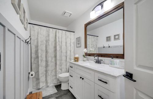 Deltona Lakes House | Entire House with Hot Tub Close to Orlando Disney and Beach