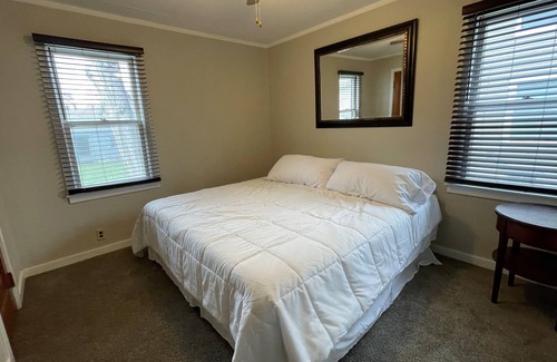 Aberdeen House | Entire House within walking distance to NSU! 150’ from campus. 3 bedrooms