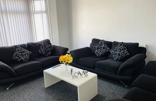 Manor Park Apartment | Entire London house super close Westfield Shopping Centre