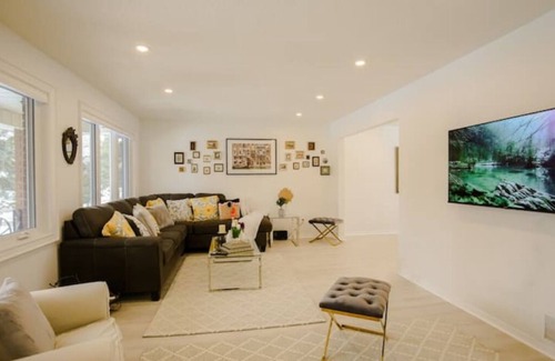 Richmond Hill Apartment | Entire Luxurious Retreat at Villa 6 Bedroom,4 Bath