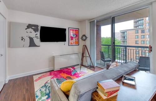 Crystal City Apartment | Entire Luxury apt near Downtown D.C. w /FREE Wifi