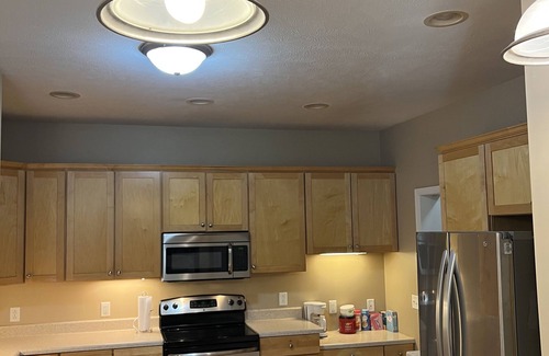 Lincoln House | Entire Luxury Single-Family Home in Upscale Neighborhood & Convenient Location