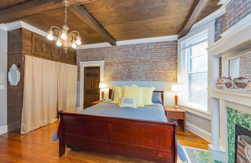 Woodbine House | Entire Mansion for Large Groups Near Downtown Nash