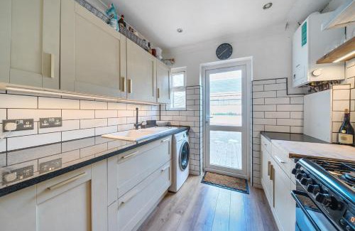 Graveney Apartment | Entire Modern Apartment with Garden Near Underground Station