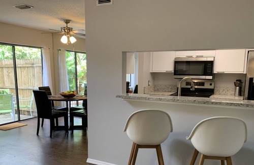 University House | Entire Modern & Private Townhouse 1.5 mi to Busch Gardens, Moffitt & USF