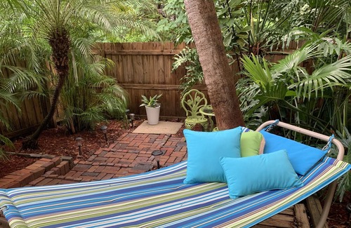 University House | Entire Modern & Private Townhouse 1.5 mi to Busch Gardens, Moffitt & USF