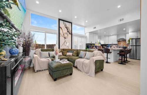 Bostonia House | Entire Private 3BR - 2Bth w Yard, Parking, King Bed, Hot Tub