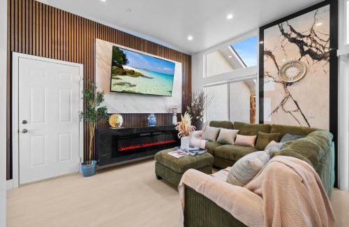 Bostonia House | Entire Private 3BR - 2Bth w Yard, Parking, King Bed, Hot Tub