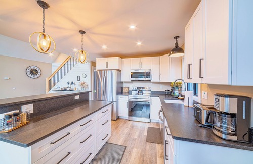 Bethel Ski Chalet | Entire private modern 3-bedroom chalet, Hot Tub, Wifi, 15 mins from Sunday River