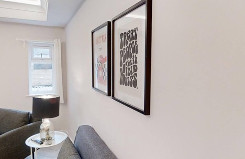 Manchester Apartment | Entire serviced apartment in Prestwich. On the doorstep of Heaton Park!