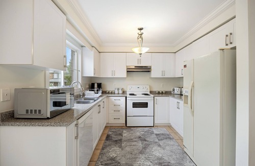 Bayview Glen House | Entire Spacious 5BR Home 6 Beds, 3.5BA, Wi-Fi, 6 TVs, Parking & BBQ