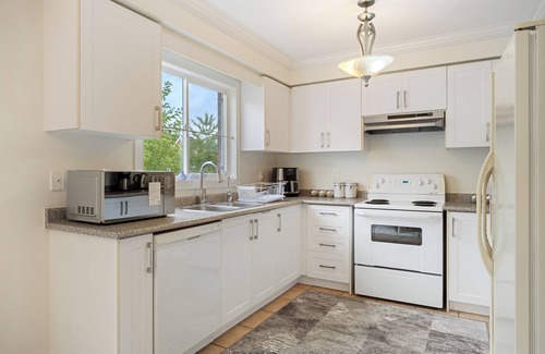 Bayview Glen House | Entire Spacious 5BR Home 6 Beds, 3.5BA, Wi-Fi, 6 TVs, Parking & BBQ