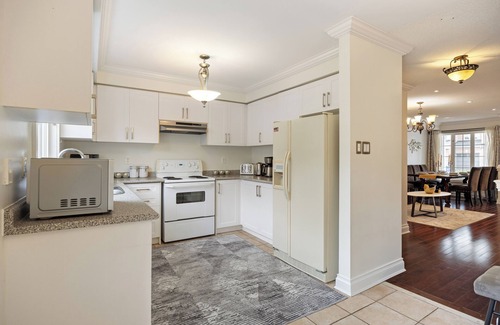 Bayview Glen House | Entire Spacious 5BR Home 6 Beds, 3.5BA, Wi-Fi, 6 TVs, Parking & BBQ