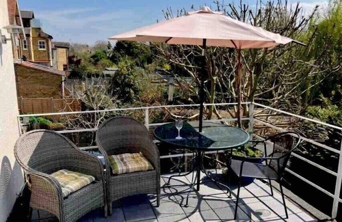 Westcliff-on-Sea Apartment | Entire Studio with private parking and balcony