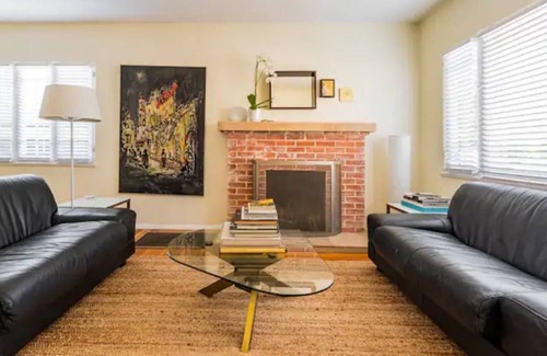 South Park House | Entire Stylish South Park 3BRM 2BA House & Yard