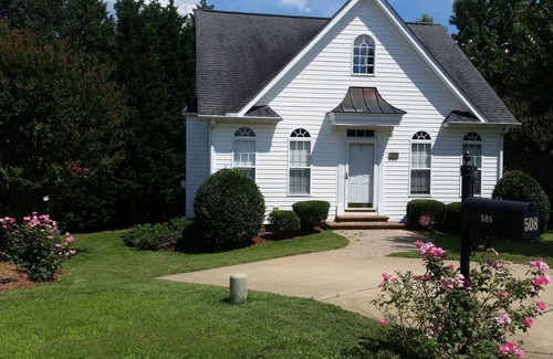 Fuquay-Varina House | Entire tidy and cozy 2/1 home in prime location