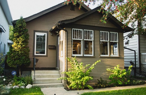 Saskatoon House | Entire Urban Farmhouse home 2 blocks off Broadway!