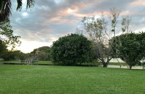 Survey Creek House | Entire Vacation Waterfront 3/2 home, Huge Backyard for Family or Remote working
